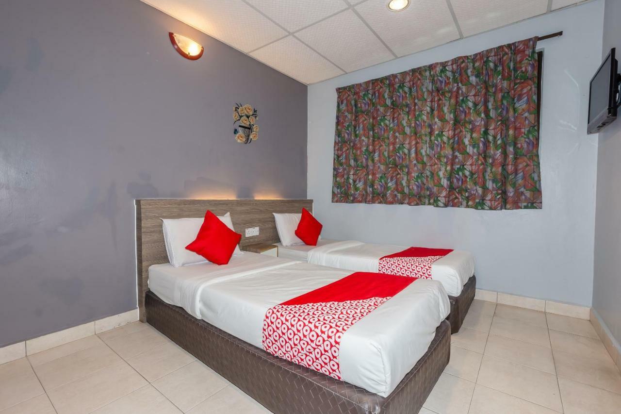 Hotel Oyo 1088 Yellow Mansion Banda Kaba 2*
